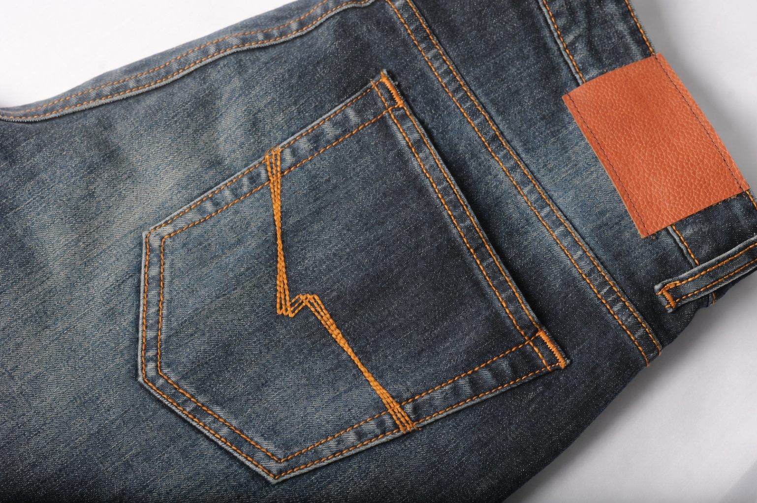 Detail jahitan back pocket dan label kulit